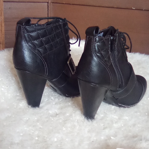 Soul sensibility. Stylish black boots. Size 8 and 1/2 medium. Never been worn. - Picture 4 of 10